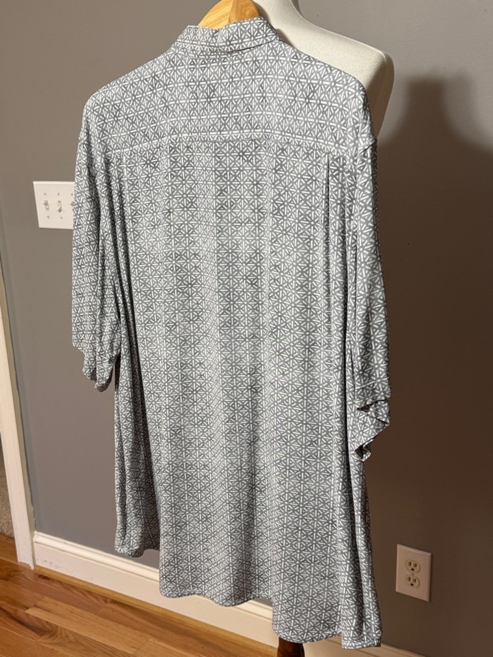 Tommy Bahama Gray Geometric Short-Sleeve Button-Down Shirt - XL - Picture 8 of 12